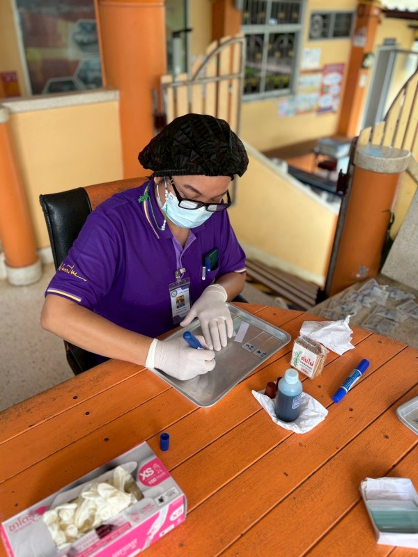 26-27 สิงหาคม 2568 นายอดิศร เทียนพานิช ผอ.รพ.สต.บ้านสันป่าไร่ น.ส.วาสนา กึกก้องโลกา พยาบาลวิชาชีพปฏิบัติการและนางเสาร์แก้ว อ่วมพิทยา เจ้าพนักงานสาธารณสุข รพ.สต.บ้านสันป่าไร่ ตรวจอุจจาระเพื่อตรวจหาไข่พยาธิ ในเด็กนักเรียนในพื้นที่โครงการพระราชดำริ สมเด็จพระ