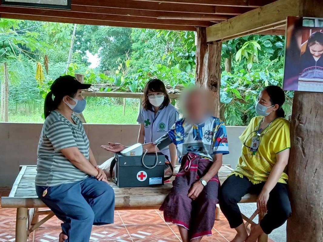 5 กันยายน 2568 นางอัจฉรา ทวีเกื้อกูลกิจ นายกองค์การบริหารส่วนจังหวัดตาก มอบหมายให้ รพ.สต.บ้านสันป่าไร่ โดยนางเสาร์แก้ว อ่วมพิทยา เจ้าพนักงานสาธารณสุข ร่วมกับ จนท.กลุ่มงานจิตเวชและยาเสพติด รพ.แม่ระมาด และเครือข่ายคนต่อชีวิต ม.3 บ้านป่าไร่เหนือ เยี่ยมบ้านกล