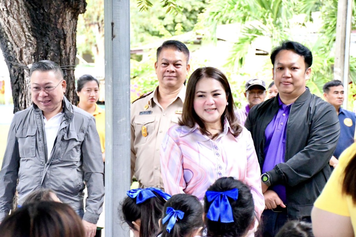 อบจ.ตาก มอบสื่อการเรียนการสอน โรงเรียนบ้านเนินมะลื่น งบประมาณ 75,000 บาท