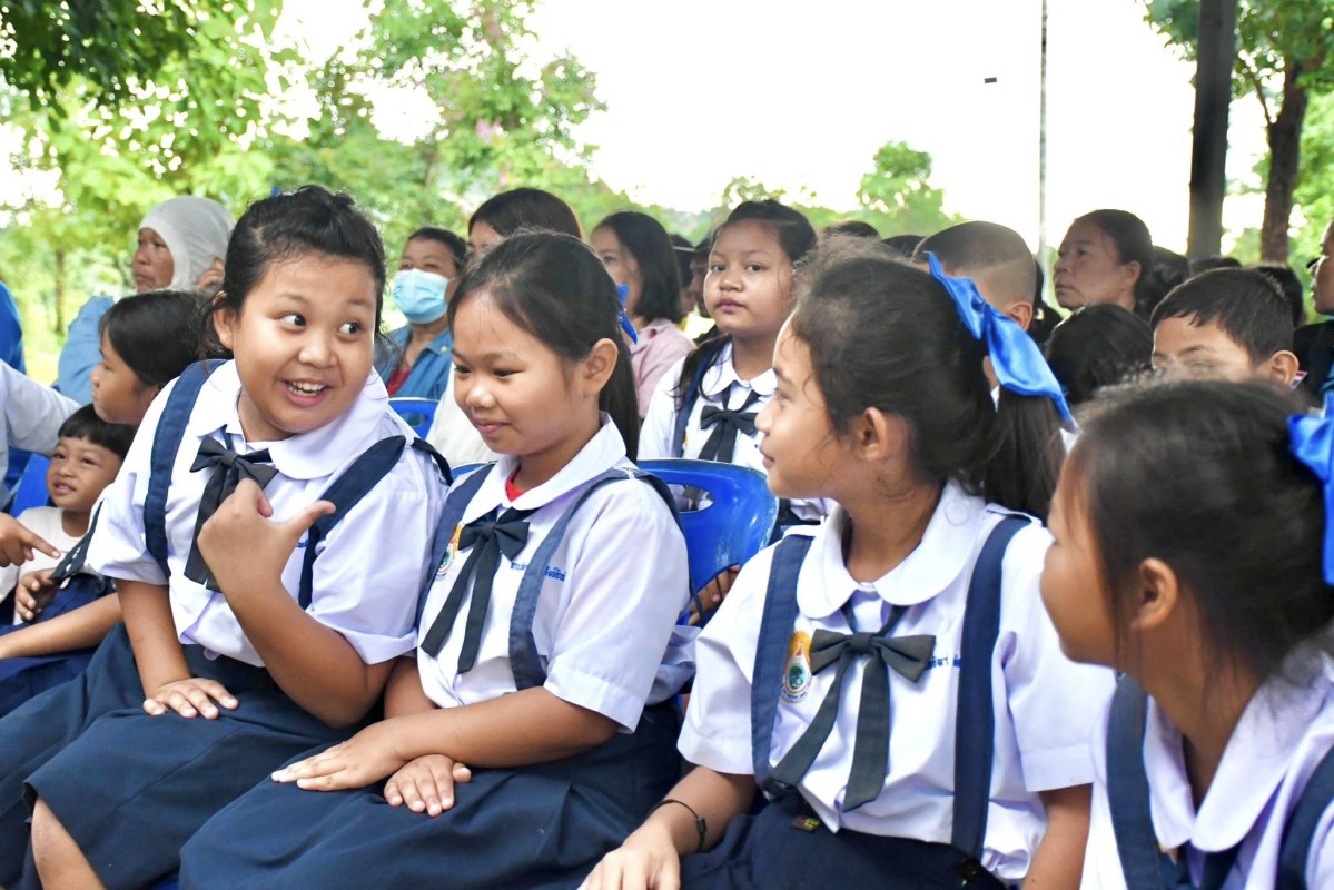 อบจ.ตาก มอบสื่อการเรียนการสอน โรงเรียนบ้านเนินมะลื่น งบประมาณ 75,000 บาท