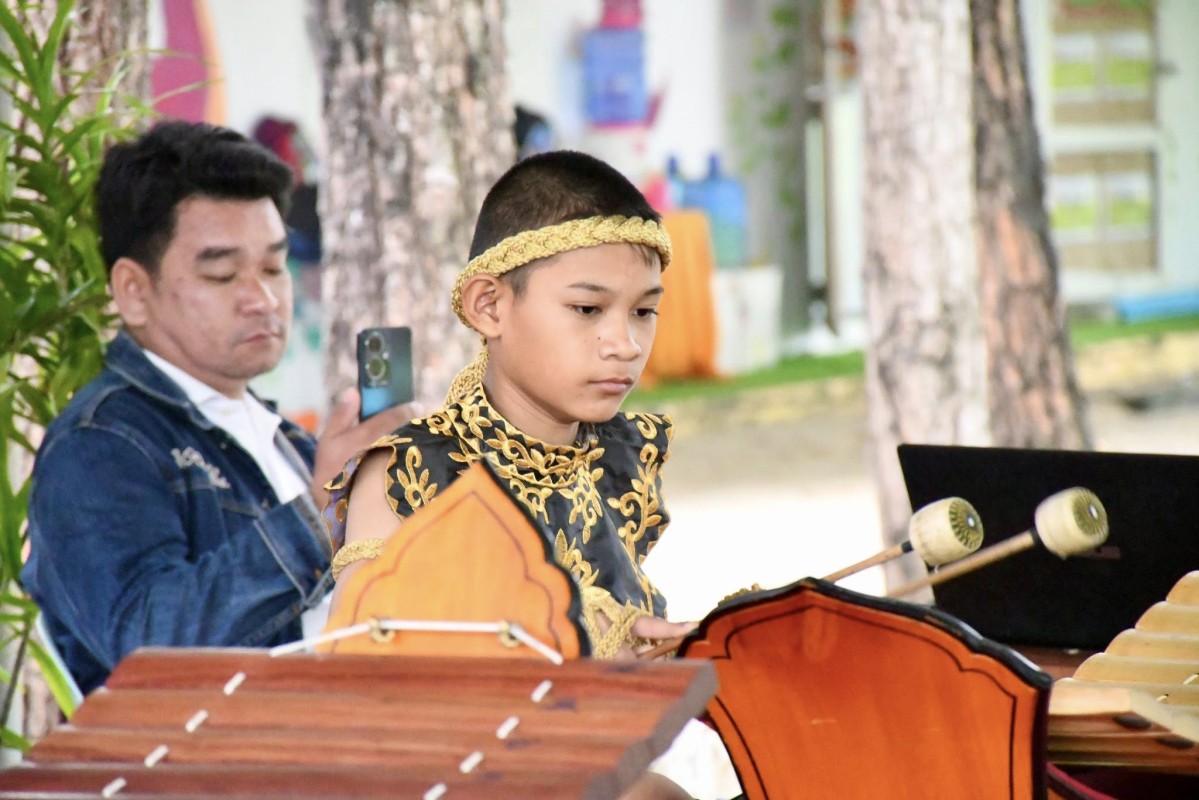 อบจ.ตาก มอบสื่อการเรียนการสอน โรงเรียนบ้านเนินมะลื่น งบประมาณ 75,000 บาท