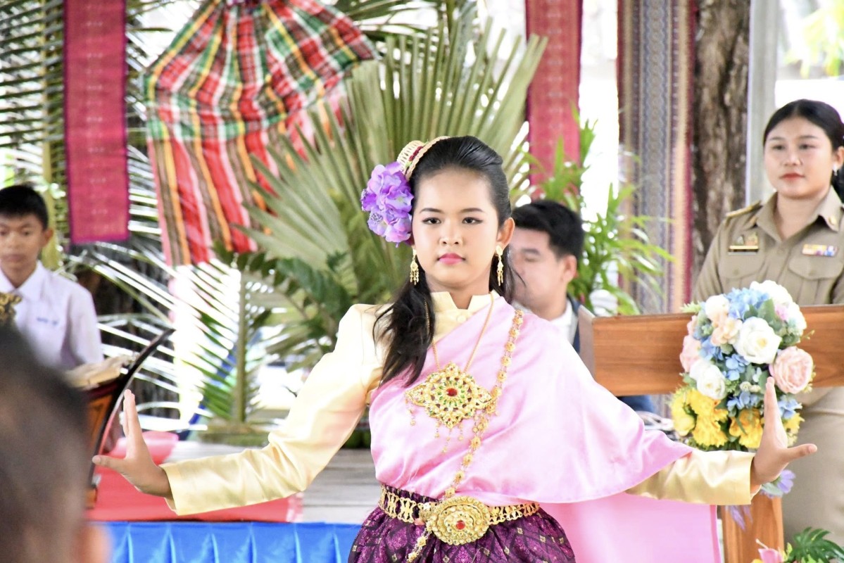 อบจ.ตาก มอบสื่อการเรียนการสอน โรงเรียนบ้านเนินมะลื่น งบประมาณ 75,000 บาท