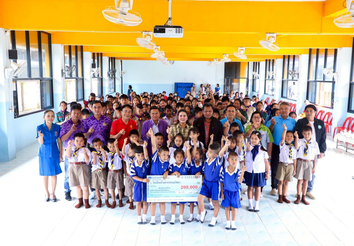อบจ.ตาก สนับสนุนงบประมาณ 200,000 บาท มอบสื่อการเรียนการสอนแก่โรงเรียนบ้านตากประถมวิทยาคม อำเภอบ้านตาก ”