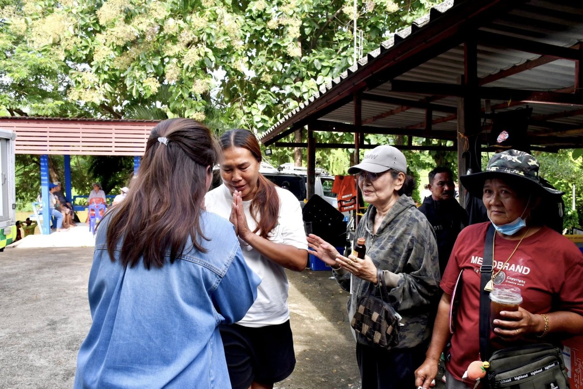 (นายกจอย) นายก อบจ.ตาก ลงพื้นที่ตรวจสอบจุดเกิดเหตุ และมอบขวัญกำลังใจ ให้แก่เจ้าหน้าที่ผู้ปฏิบัติงานและประชาชน