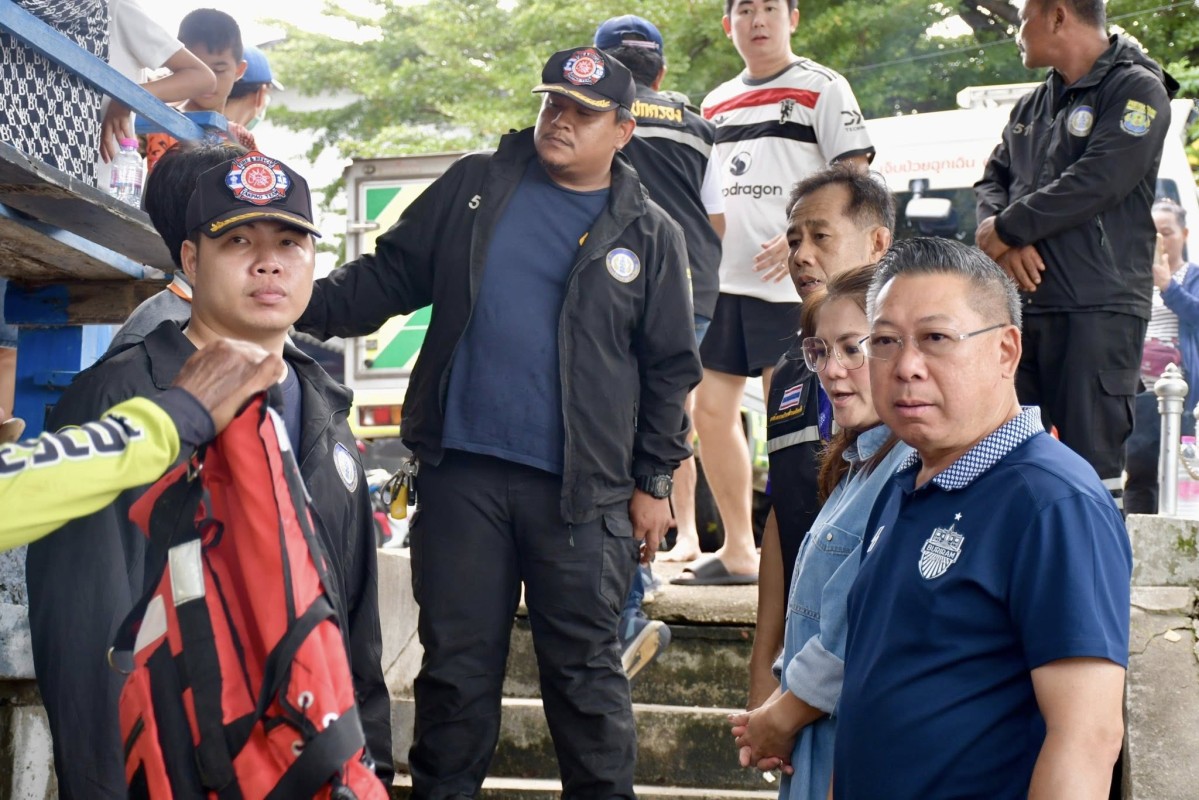 (นายกจอย) นายก อบจ.ตาก ลงพื้นที่ตรวจสอบจุดเกิดเหตุ และมอบขวัญกำลังใจ ให้แก่เจ้าหน้าที่ผู้ปฏิบัติงานและประชาชน