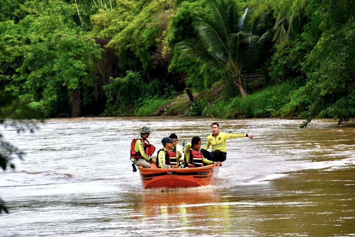 (นายกจอย) นายก อบจ.ตาก ลงพื้นที่ตรวจสอบจุดเกิดเหตุ และมอบขวัญกำลังใจ ให้แก่เจ้าหน้าที่ผู้ปฏิบัติงานและประชาชน