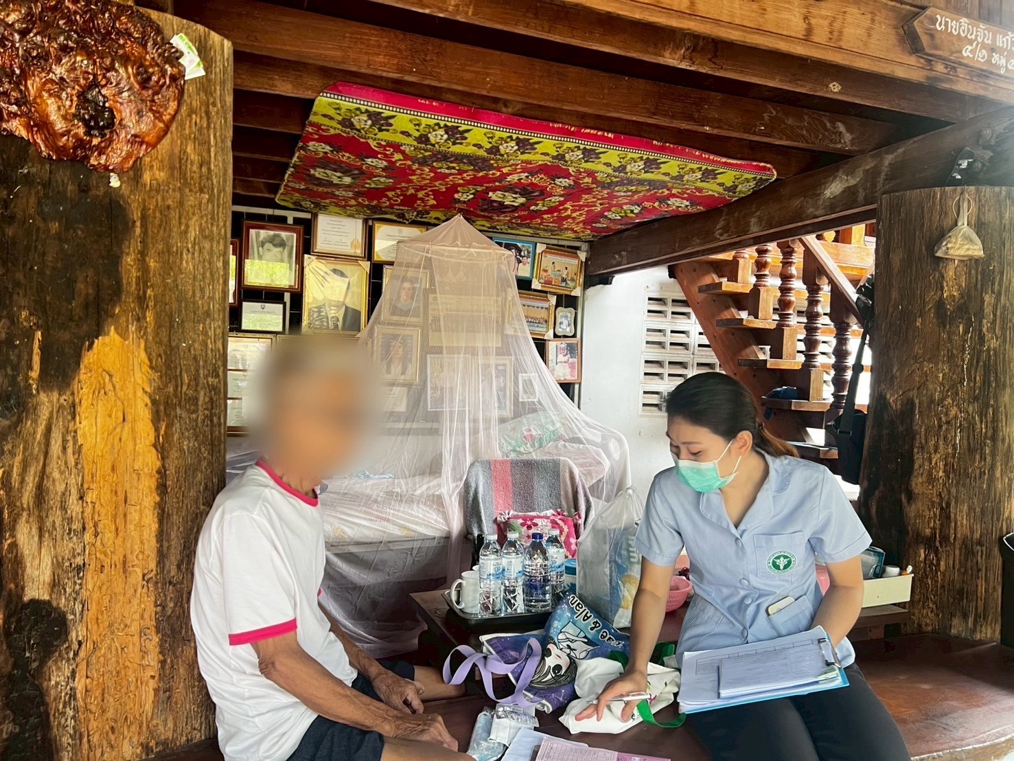 7 ตุลาคม 2568 นางอัจฉรา ทวีเกื้อกูลกิจ นายกองค์การบริหารส่วนจังหวัดตาก มอบหมายให้ นางสาววาสนา กึกก้องโลกา พยาบาลวิชาชีพปฏิบัติการ รพ.สต.บ้านสันป่าไร่ ร่วมกับ จนท.รพ.แม่ระมาด ออกเยี่ยมบ้านผู้ป่วยโรคมะเร็งปอด 1 ราย สงสัยมะเร็งปอด 1 ราย และมะเร็งตับ 1 ราย ได