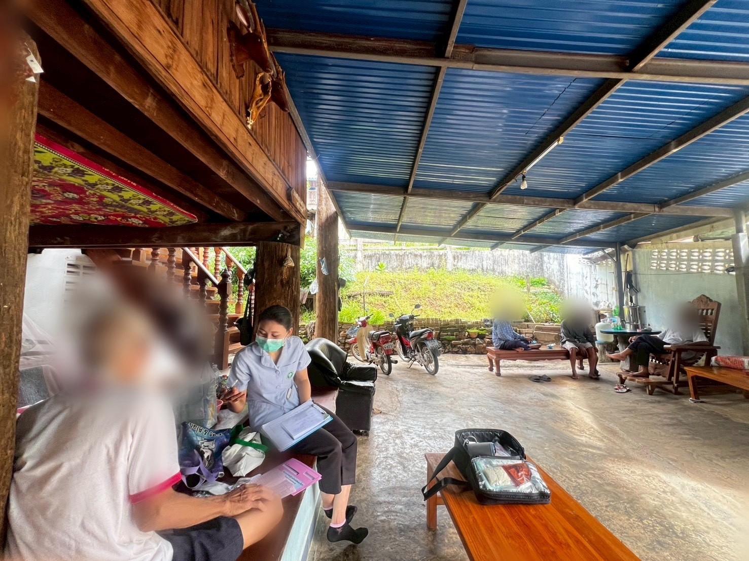 7 ตุลาคม 2568 นางอัจฉรา ทวีเกื้อกูลกิจ นายกองค์การบริหารส่วนจังหวัดตาก มอบหมายให้ นางสาววาสนา กึกก้องโลกา พยาบาลวิชาชีพปฏิบัติการ รพ.สต.บ้านสันป่าไร่ ร่วมกับ จนท.รพ.แม่ระมาด ออกเยี่ยมบ้านผู้ป่วยโรคมะเร็งปอด 1 ราย สงสัยมะเร็งปอด 1 ราย และมะเร็งตับ 1 ราย ได