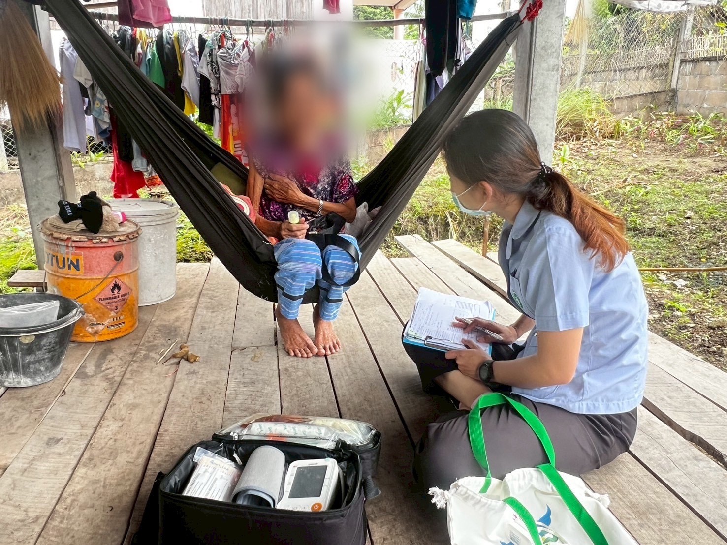 7 ตุลาคม 2568 นางอัจฉรา ทวีเกื้อกูลกิจ นายกองค์การบริหารส่วนจังหวัดตาก มอบหมายให้ นางสาววาสนา กึกก้องโลกา พยาบาลวิชาชีพปฏิบัติการ รพ.สต.บ้านสันป่าไร่ ร่วมกับ จนท.รพ.แม่ระมาด ออกเยี่ยมบ้านผู้ป่วยโรคมะเร็งปอด 1 ราย สงสัยมะเร็งปอด 1 ราย และมะเร็งตับ 1 ราย ได