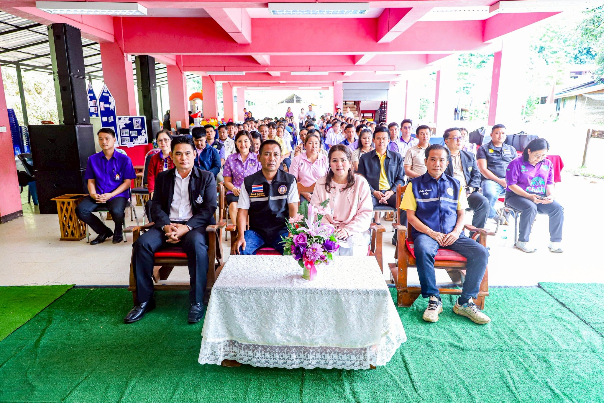 อบจ.ตาก สนับสนุนสื่อการเรียนการสอนแก่โรงเรียนในเขตอำเภอท่าสองยาง 6 โรงเรียน งบประมาณ 2,400,000 บาท