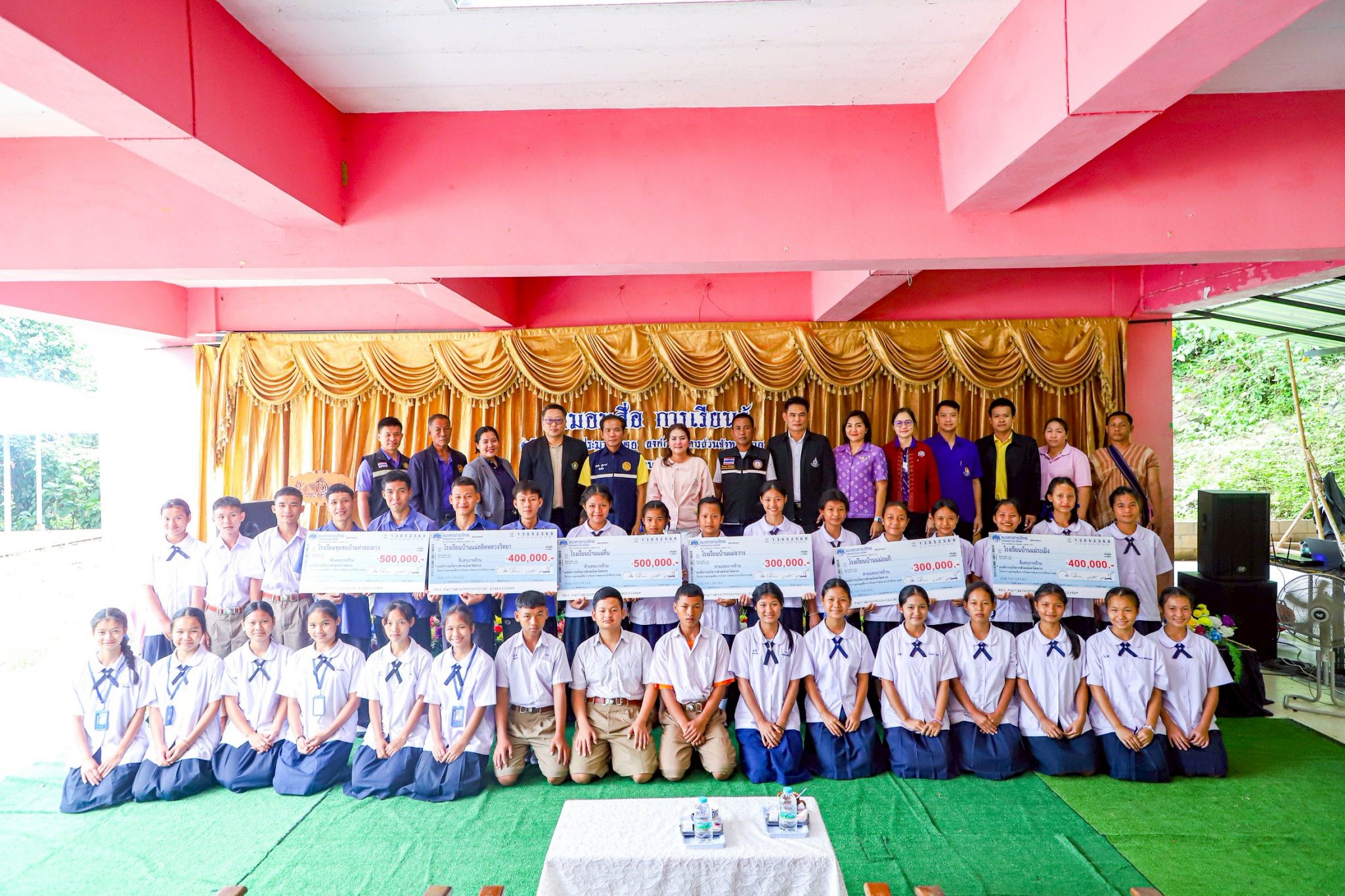 อบจ.ตาก สนับสนุนสื่อการเรียนการสอนแก่โรงเรียนในเขตอำเภอท่าสองยาง 6 โรงเรียน งบประมาณ 2,400,000 บาท