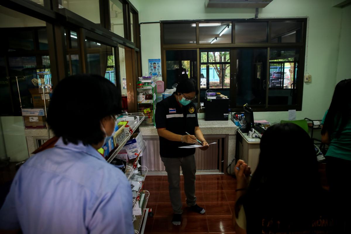 นายกองค์การบริหารส่วนจังหวัดตาก พร้อมด้วย คณะผู้บริหารและเจ้าหน้าที่ องค์การบริหารส่วนจังหวัดตาก ลงพื้นที่ตรวจเยี่ยมและให้กำลังใจเจ้าหน้าที่ผู้ปฏิบัติงาน ตามแผนการตรวจเยี่ยมพื้นที่ สถานีอนามัยเฉลิมพระเกียรติฯ และโรงพยาบาลส่งเสริมสุขภาพตำบล