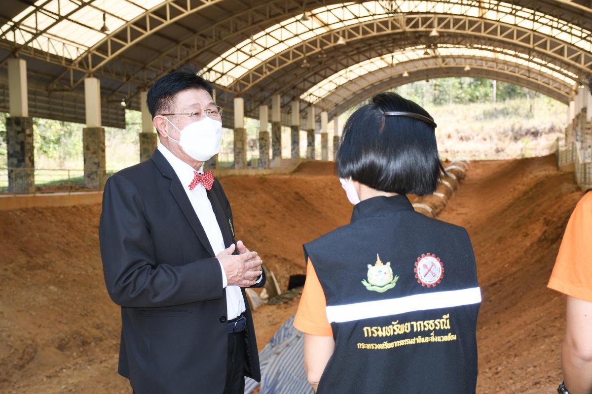 นายณัฐวุฒิ ทวีเกื้อกูลกิจ นายกองค์การบริหารส่วนจังหวัดตาก ในฐานะผู้อำนวยการอุทยานธรณีไม้กลายเป็นหินตาก เป็นประธานในพิธีเปิดโครงการอบรมมัคคุเทศก์คืนถิ่น รุ่นที่ 1 ประจำปีงบประมาณ พ.ศ. 2565