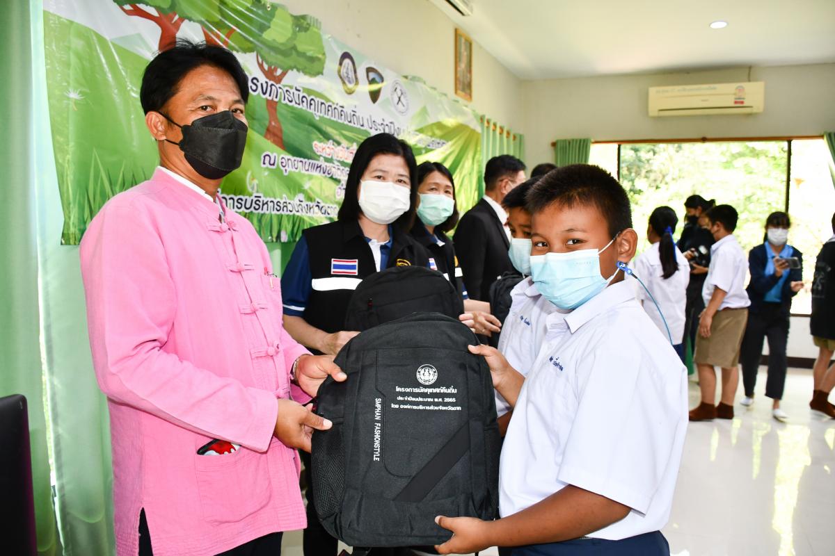 นายณัฐวุฒิ ทวีเกื้อกูลกิจ นายกองค์การบริหารส่วนจังหวัดตาก ในฐานะผู้อำนวยการอุทยานธรณีไม้กลายเป็นหินตาก เป็นประธานในพิธีเปิดโครงการอบรมมัคคุเทศก์คืนถิ่น รุ่นที่ 1 ประจำปีงบประมาณ พ.ศ. 2565