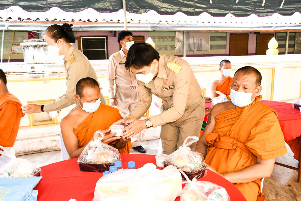 นายณัฐวุฒิ ทวีเกื้อกูลกิจ นายกองค์การบริหารส่วนจังหวัดตาก มอบหมายให้ นางวันทนา วิรัชเกษม รองปลัดองค์การบริหารส่วนจังหวัดตาก เป็นผู้แทนเข้าร่วมพิธีถวายภัตตาหารเพลและสิ่งของพระราชทาน แด่พระภิกษุสามเณร ในการสอบบาลีสนามหลวง