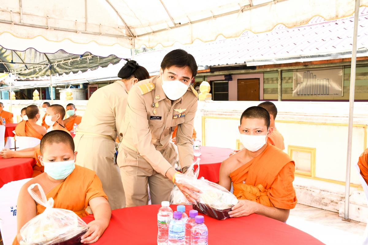 นายณัฐวุฒิ ทวีเกื้อกูลกิจ นายกองค์การบริหารส่วนจังหวัดตาก มอบหมายให้ นางวันทนา วิรัชเกษม รองปลัดองค์การบริหารส่วนจังหวัดตาก เป็นผู้แทนเข้าร่วมพิธีถวายภัตตาหารเพลและสิ่งของพระราชทาน แด่พระภิกษุสามเณร ในการสอบบาลีสนามหลวง