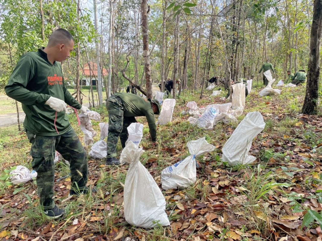 นายณัฐวุฒิ ทวีเกื้อกูลกิจ นายกองค์การบริหารส่วนจังหวัดตาก ในฐานะผู้อำนวยการอุทยานธรณีไม้กลายเป็นหินตากพร้อมด้วย ว่าที่ ดร.ฑีฆะพล ทวีเกื้อกูลกิจ รองนายกองค์การบริหารส่วนจังหวัดตาก นำเจ้าหน้าที่ ร่วมดำเนินการ จัดเรียงหินกรวด ในบริเวณ ไม้กลายเป็นหิน ต้นที่ 1