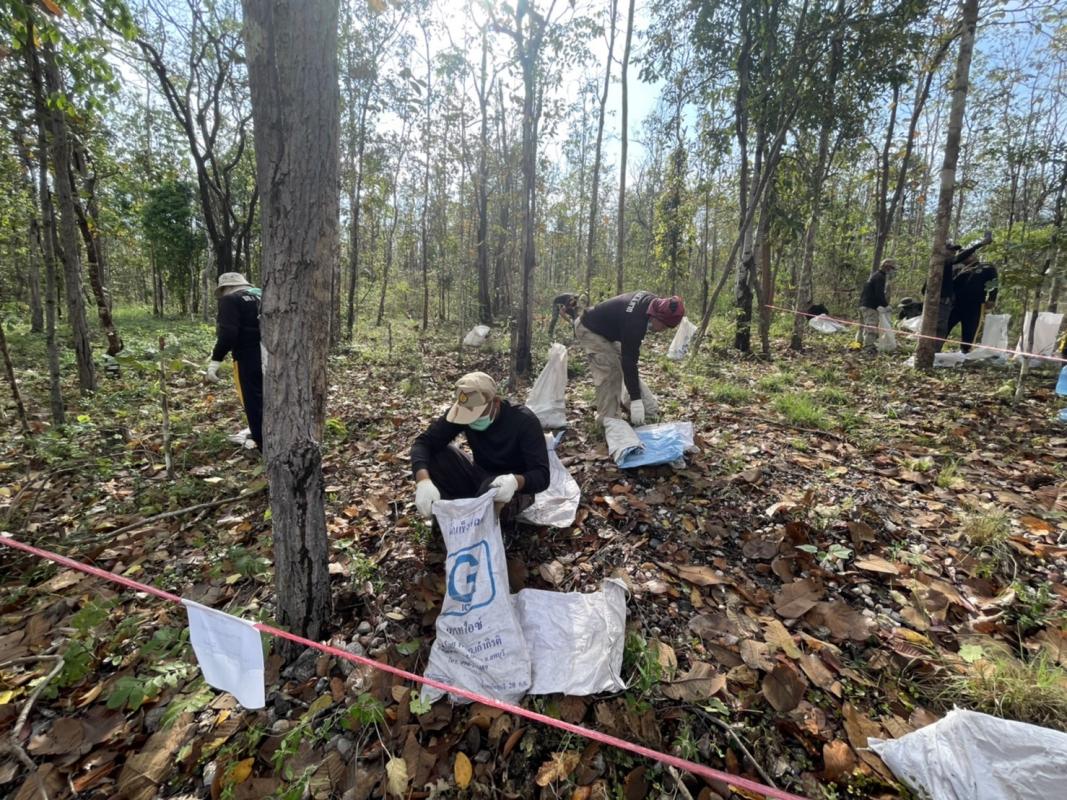 นายณัฐวุฒิ ทวีเกื้อกูลกิจ นายกองค์การบริหารส่วนจังหวัดตาก ในฐานะผู้อำนวยการอุทยานธรณีไม้กลายเป็นหินตากพร้อมด้วย ว่าที่ ดร.ฑีฆะพล ทวีเกื้อกูลกิจ รองนายกองค์การบริหารส่วนจังหวัดตาก นำเจ้าหน้าที่ ร่วมดำเนินการ จัดเรียงหินกรวด ในบริเวณ ไม้กลายเป็นหิน ต้นที่ 1