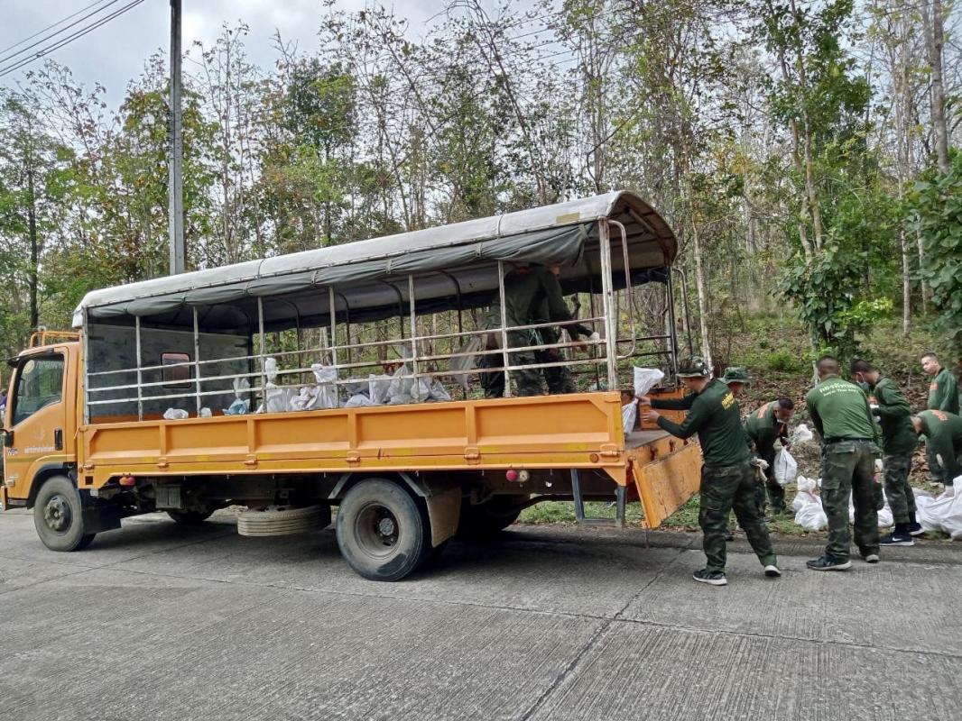 นายณัฐวุฒิ ทวีเกื้อกูลกิจ นายกองค์การบริหารส่วนจังหวัดตาก ในฐานะผู้อำนวยการอุทยานธรณีไม้กลายเป็นหินตากพร้อมด้วย ว่าที่ ดร.ฑีฆะพล ทวีเกื้อกูลกิจ รองนายกองค์การบริหารส่วนจังหวัดตาก นำเจ้าหน้าที่ ร่วมดำเนินการ จัดเรียงหินกรวด ในบริเวณ ไม้กลายเป็นหิน ต้นที่ 1