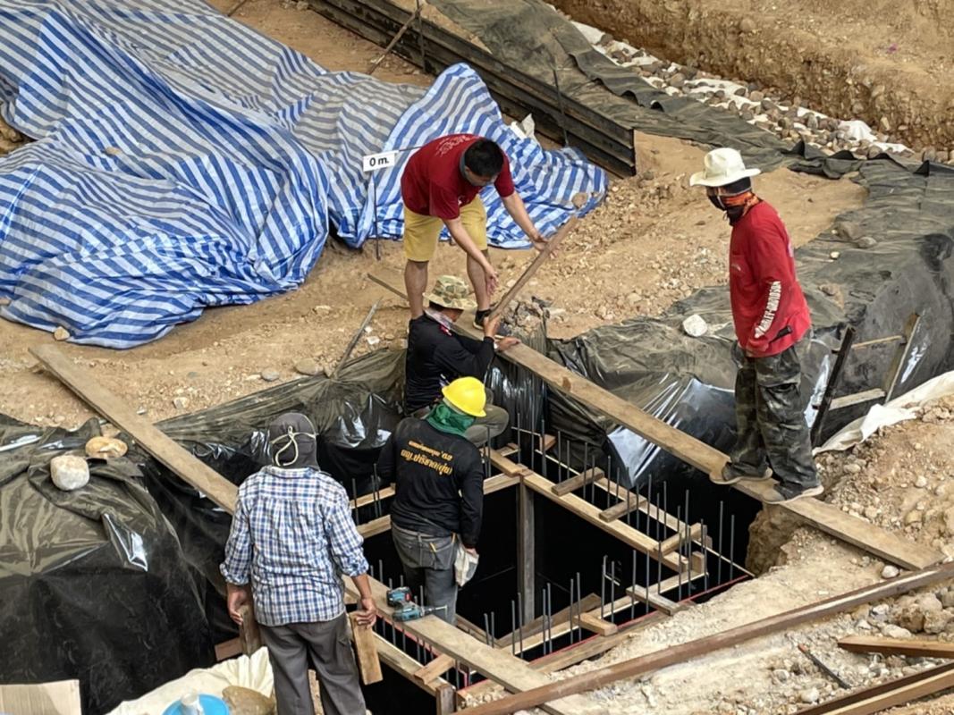 นายณัฐวุฒิ ทวีเกื้อกูลกิจ นายกองค์การบริหารส่วนจังหวัดตาก ในฐานะผู้อำนวยการอุทยานธรณีไม้กลายเป็นหินตากพร้อมด้วย ว่าที่ ดร.ฑีฆะพล ทวีเกื้อกูลกิจ รองนายกองค์การบริหารส่วนจังหวัดตาก นำเจ้าหน้าที่ ร่วมดำเนินการ จัดเรียงหินกรวด ในบริเวณ ไม้กลายเป็นหิน ต้นที่ 1