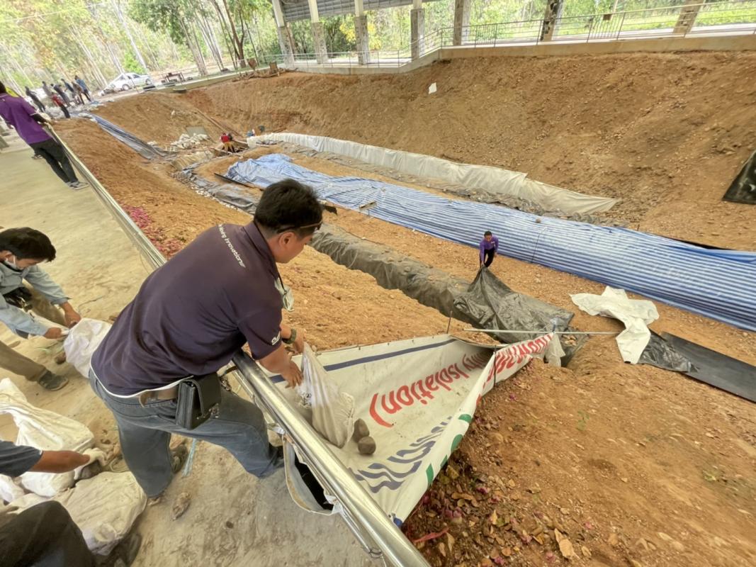 นายณัฐวุฒิ ทวีเกื้อกูลกิจ นายกองค์การบริหารส่วนจังหวัดตาก ในฐานะผู้อำนวยการอุทยานธรณีไม้กลายเป็นหินตากพร้อมด้วย ว่าที่ ดร.ฑีฆะพล ทวีเกื้อกูลกิจ รองนายกองค์การบริหารส่วนจังหวัดตาก นำเจ้าหน้าที่ ร่วมดำเนินการ จัดเรียงหินกรวด ในบริเวณ ไม้กลายเป็นหิน ต้นที่ 1