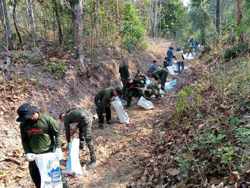 นายณัฐวุฒิ ทวีเกื้อกูลกิจ นายกองค์การบริหารส่วนจังหวัดตาก ในฐานะผู้อำนวยการอุทยานธรณีไม้กลายเป็นหินตากพร้อมด้วย ว่าที่ ดร.ฑีฆะพล ทวีเกื้อกูลกิจ รองนายกองค์การบริหารส่วนจังหวัดตาก นำเจ้าหน้าที่ ร่วมดำเนินการ จัดเรียงหินกรวด ในบริเวณ ไม้กลายเป็นหิน ต้นที่ 1