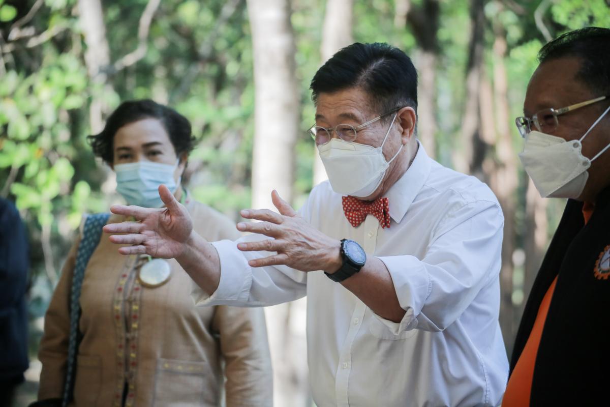 นายกองค์การบริหารส่วนจังหวัดตาก ในฐานะผู้อำนวยการอุทยานธรณีไม้กลายเป็นหินตาก พร้อมด้วยผู้บริหาร และหัวหน้าส่วนการงานองค์การบริหารส่วนจังหวัดตาก ร่วมเป็นสักขีพยานในการวัดความยาวของไม้กลายเป็นหินหลุมที่ 1