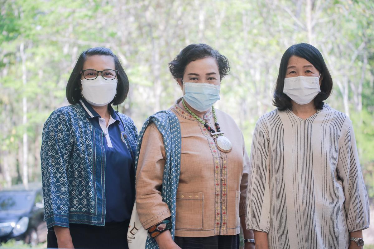 นายกองค์การบริหารส่วนจังหวัดตาก ในฐานะผู้อำนวยการอุทยานธรณีไม้กลายเป็นหินตาก พร้อมด้วยผู้บริหาร และหัวหน้าส่วนการงานองค์การบริหารส่วนจังหวัดตาก ร่วมเป็นสักขีพยานในการวัดความยาวของไม้กลายเป็นหินหลุมที่ 1