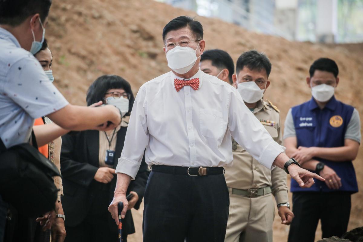 นายกองค์การบริหารส่วนจังหวัดตาก ในฐานะผู้อำนวยการอุทยานธรณีไม้กลายเป็นหินตาก พร้อมด้วยผู้บริหาร และหัวหน้าส่วนการงานองค์การบริหารส่วนจังหวัดตาก ร่วมเป็นสักขีพยานในการวัดความยาวของไม้กลายเป็นหินหลุมที่ 1