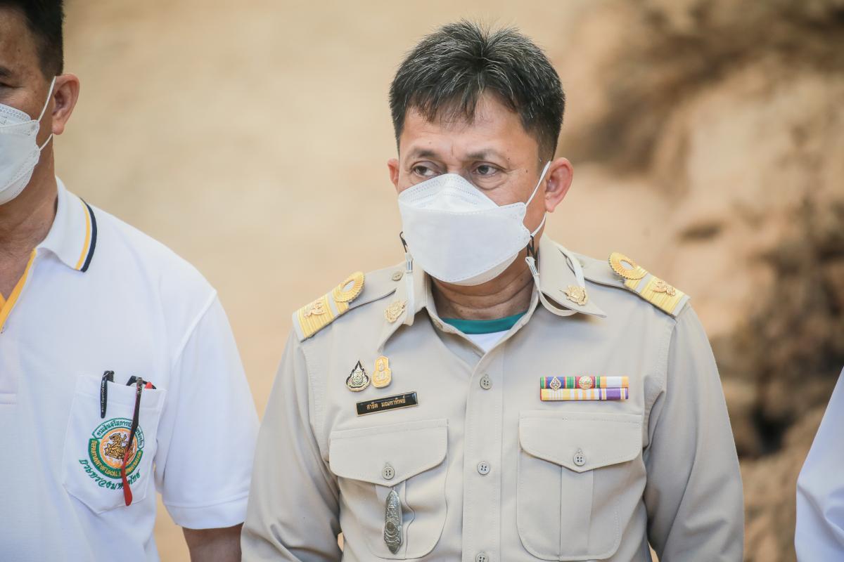 นายกองค์การบริหารส่วนจังหวัดตาก ในฐานะผู้อำนวยการอุทยานธรณีไม้กลายเป็นหินตาก พร้อมด้วยผู้บริหาร และหัวหน้าส่วนการงานองค์การบริหารส่วนจังหวัดตาก ร่วมเป็นสักขีพยานในการวัดความยาวของไม้กลายเป็นหินหลุมที่ 1