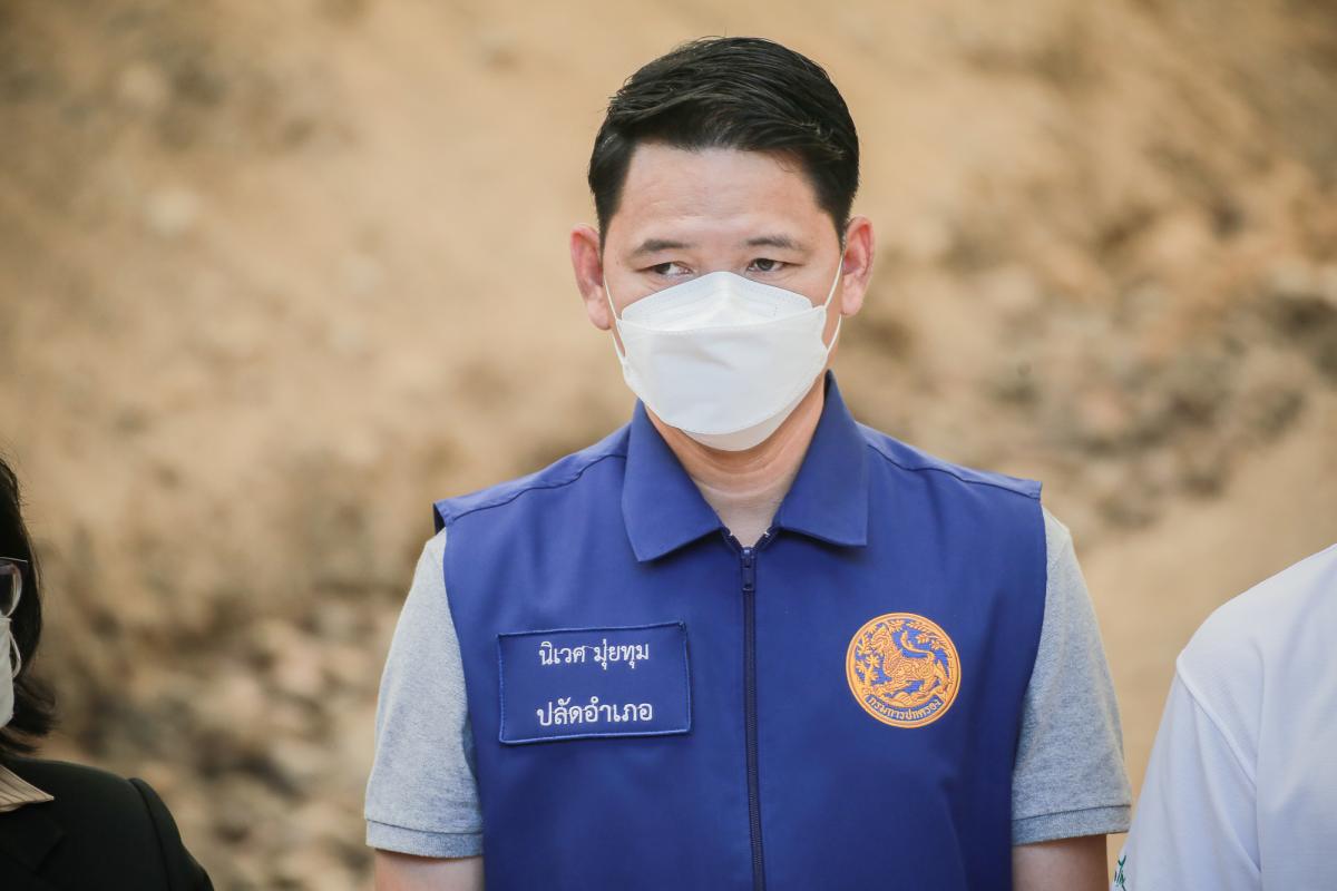 นายกองค์การบริหารส่วนจังหวัดตาก ในฐานะผู้อำนวยการอุทยานธรณีไม้กลายเป็นหินตาก พร้อมด้วยผู้บริหาร และหัวหน้าส่วนการงานองค์การบริหารส่วนจังหวัดตาก ร่วมเป็นสักขีพยานในการวัดความยาวของไม้กลายเป็นหินหลุมที่ 1