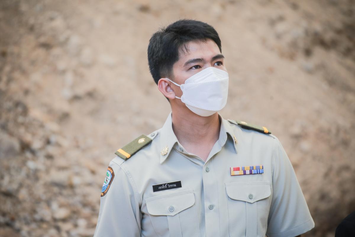 นายกองค์การบริหารส่วนจังหวัดตาก ในฐานะผู้อำนวยการอุทยานธรณีไม้กลายเป็นหินตาก พร้อมด้วยผู้บริหาร และหัวหน้าส่วนการงานองค์การบริหารส่วนจังหวัดตาก ร่วมเป็นสักขีพยานในการวัดความยาวของไม้กลายเป็นหินหลุมที่ 1