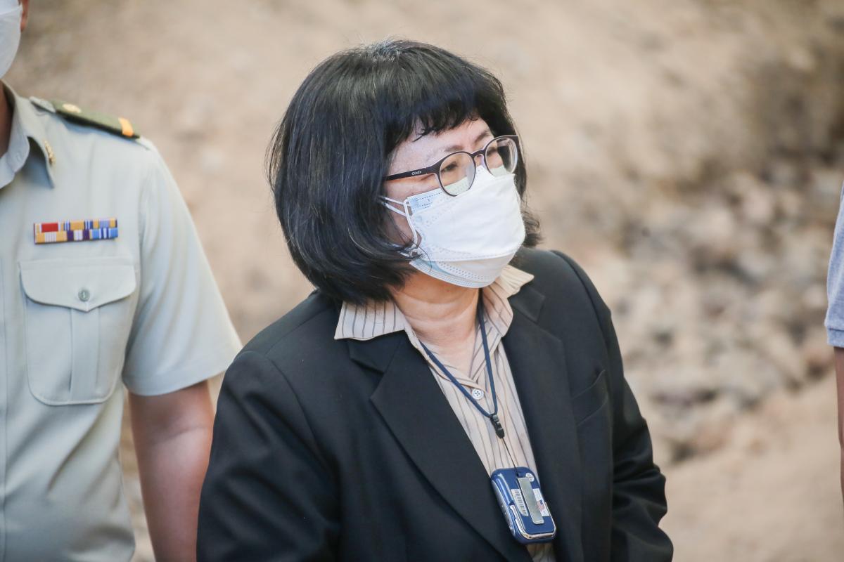 นายกองค์การบริหารส่วนจังหวัดตาก ในฐานะผู้อำนวยการอุทยานธรณีไม้กลายเป็นหินตาก พร้อมด้วยผู้บริหาร และหัวหน้าส่วนการงานองค์การบริหารส่วนจังหวัดตาก ร่วมเป็นสักขีพยานในการวัดความยาวของไม้กลายเป็นหินหลุมที่ 1