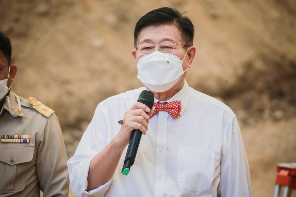 นายกองค์การบริหารส่วนจังหวัดตาก ในฐานะผู้อำนวยการอุทยานธรณีไม้กลายเป็นหินตาก พร้อมด้วยผู้บริหาร และหัวหน้าส่วนการงานองค์การบริหารส่วนจังหวัดตาก ร่วมเป็นสักขีพยานในการวัดความยาวของไม้กลายเป็นหินหลุมที่ 1