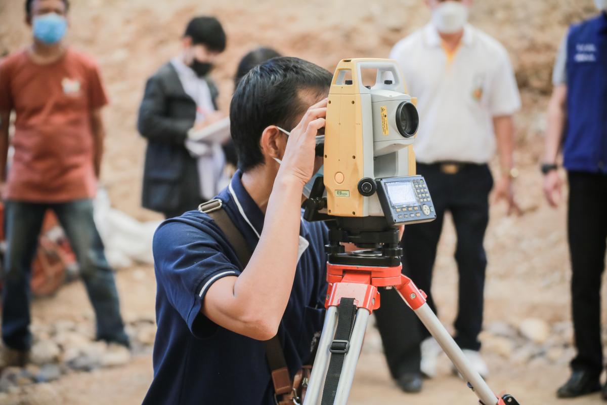 นายกองค์การบริหารส่วนจังหวัดตาก ในฐานะผู้อำนวยการอุทยานธรณีไม้กลายเป็นหินตาก พร้อมด้วยผู้บริหาร และหัวหน้าส่วนการงานองค์การบริหารส่วนจังหวัดตาก ร่วมเป็นสักขีพยานในการวัดความยาวของไม้กลายเป็นหินหลุมที่ 1