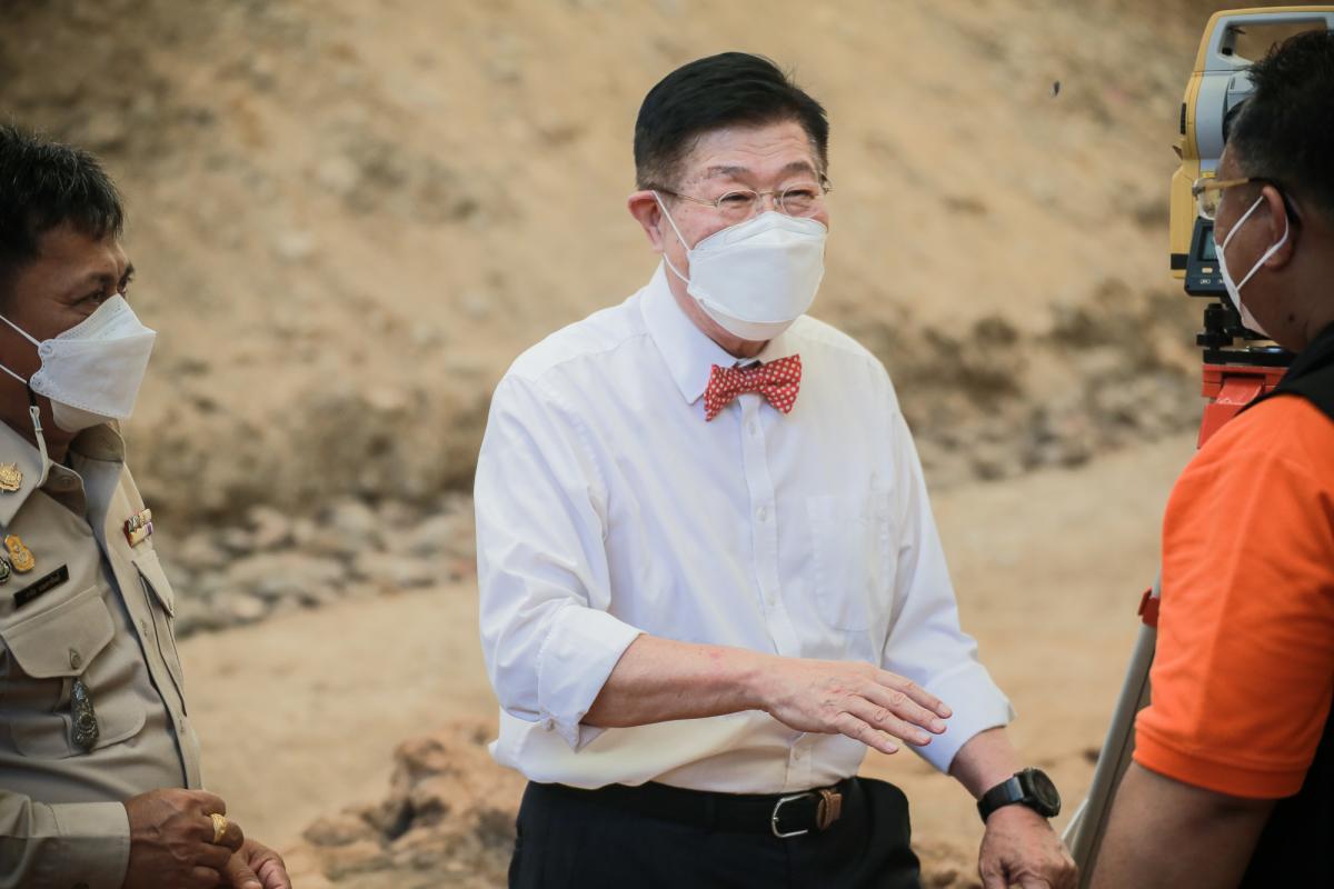 นายกองค์การบริหารส่วนจังหวัดตาก ในฐานะผู้อำนวยการอุทยานธรณีไม้กลายเป็นหินตาก พร้อมด้วยผู้บริหาร และหัวหน้าส่วนการงานองค์การบริหารส่วนจังหวัดตาก ร่วมเป็นสักขีพยานในการวัดความยาวของไม้กลายเป็นหินหลุมที่ 1