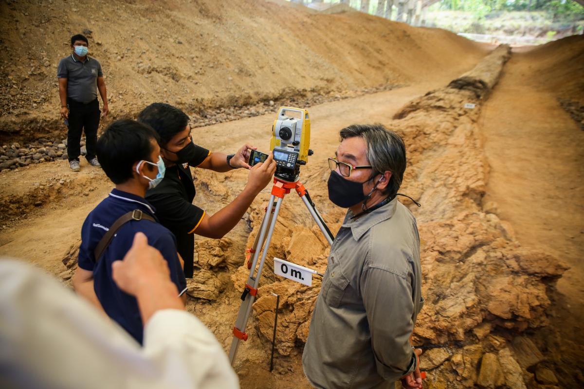 นายกองค์การบริหารส่วนจังหวัดตาก ในฐานะผู้อำนวยการอุทยานธรณีไม้กลายเป็นหินตาก พร้อมด้วยผู้บริหาร และหัวหน้าส่วนการงานองค์การบริหารส่วนจังหวัดตาก ร่วมเป็นสักขีพยานในการวัดความยาวของไม้กลายเป็นหินหลุมที่ 1