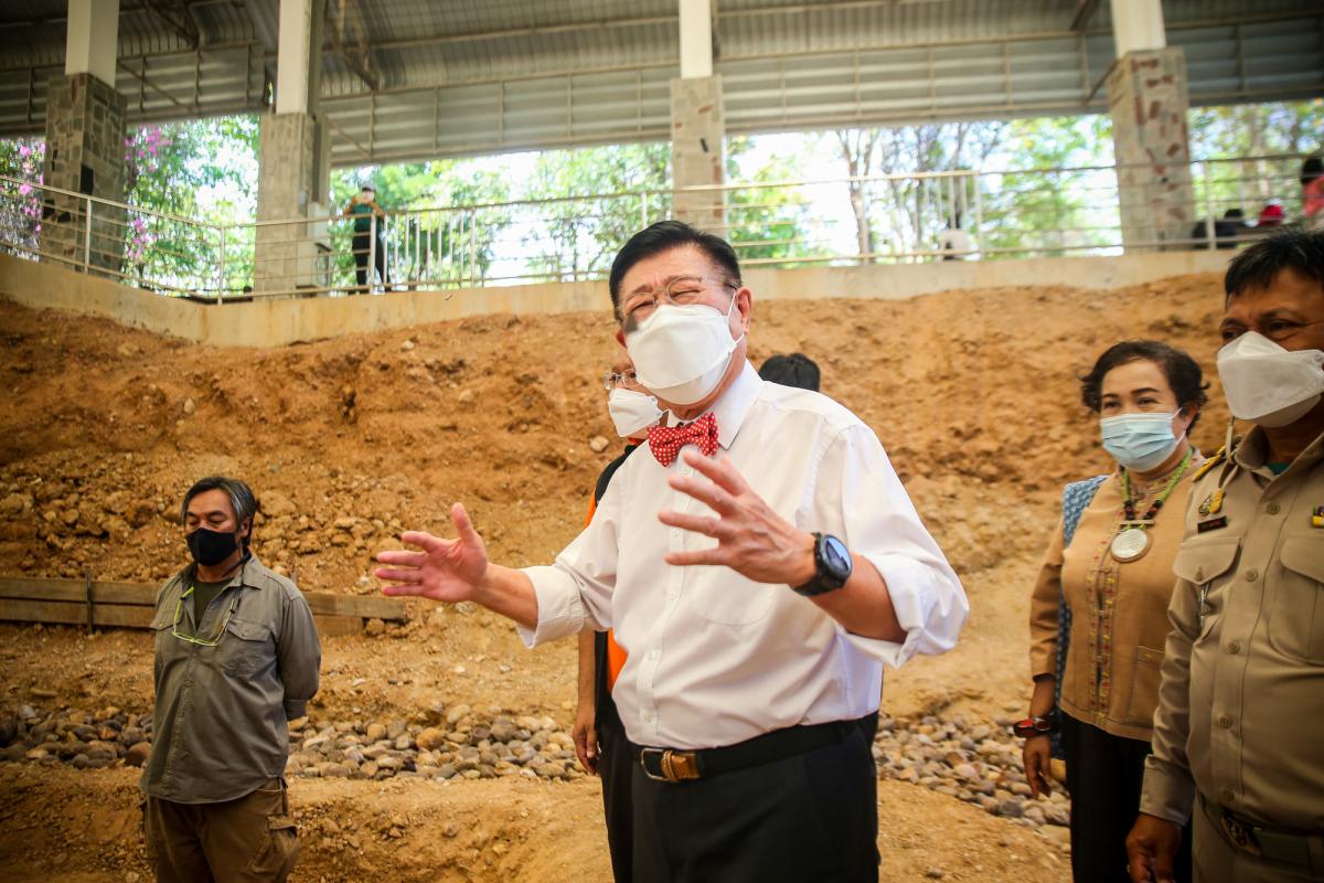 นายกองค์การบริหารส่วนจังหวัดตาก ในฐานะผู้อำนวยการอุทยานธรณีไม้กลายเป็นหินตาก พร้อมด้วยผู้บริหาร และหัวหน้าส่วนการงานองค์การบริหารส่วนจังหวัดตาก ร่วมเป็นสักขีพยานในการวัดความยาวของไม้กลายเป็นหินหลุมที่ 1