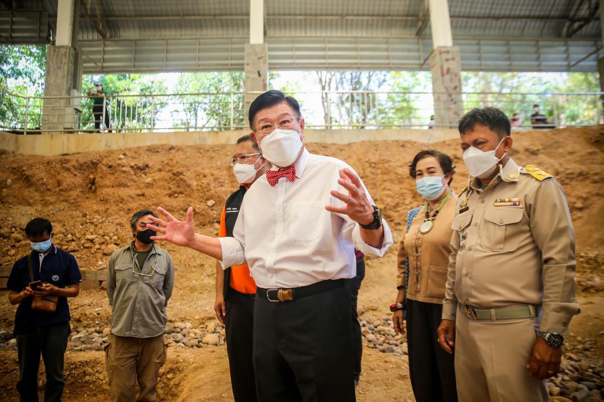 นายกองค์การบริหารส่วนจังหวัดตาก ในฐานะผู้อำนวยการอุทยานธรณีไม้กลายเป็นหินตาก พร้อมด้วยผู้บริหาร และหัวหน้าส่วนการงานองค์การบริหารส่วนจังหวัดตาก ร่วมเป็นสักขีพยานในการวัดความยาวของไม้กลายเป็นหินหลุมที่ 1