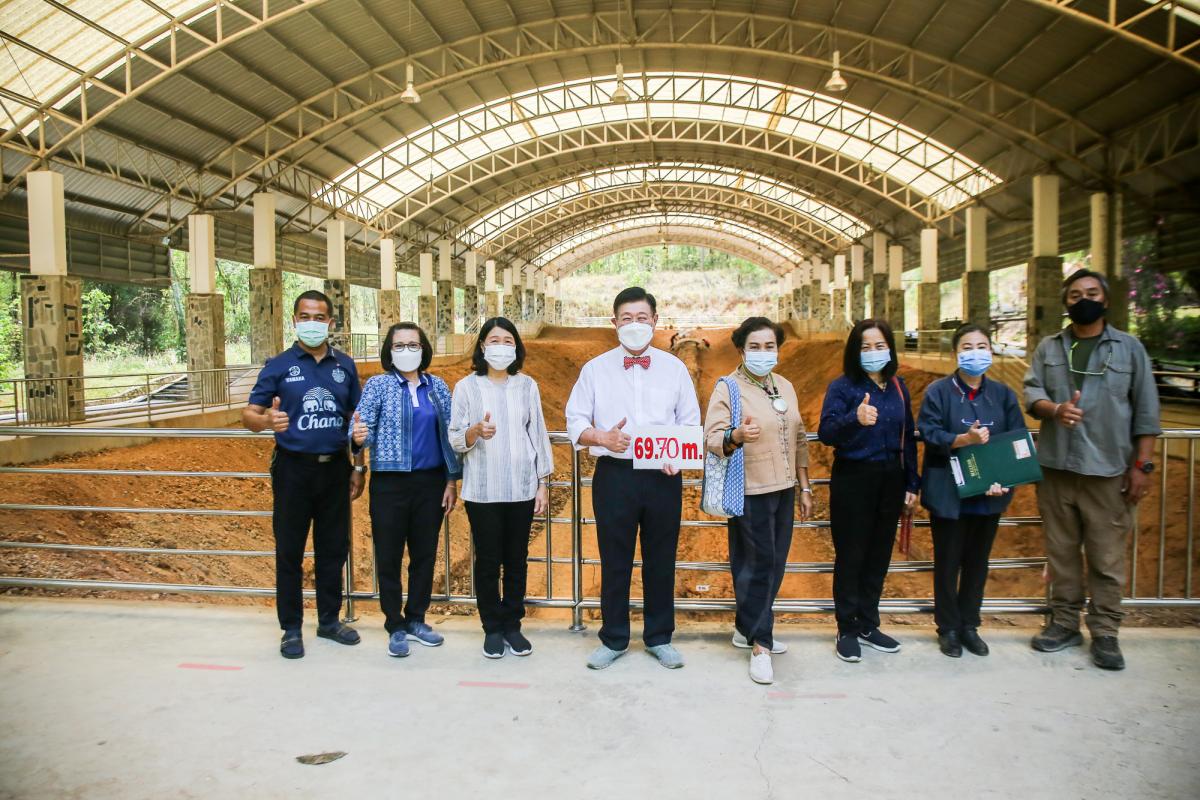 นายกองค์การบริหารส่วนจังหวัดตาก ในฐานะผู้อำนวยการอุทยานธรณีไม้กลายเป็นหินตาก พร้อมด้วยผู้บริหาร และหัวหน้าส่วนการงานองค์การบริหารส่วนจังหวัดตาก ร่วมเป็นสักขีพยานในการวัดความยาวของไม้กลายเป็นหินหลุมที่ 1
