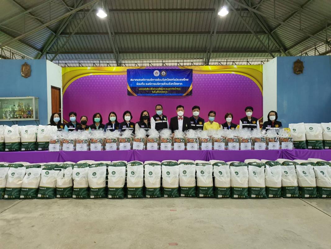 นายก อบจ.ตาก นำทีม ส่งมอบถุงยังชีพ ณ อำเภอวังเจ้า