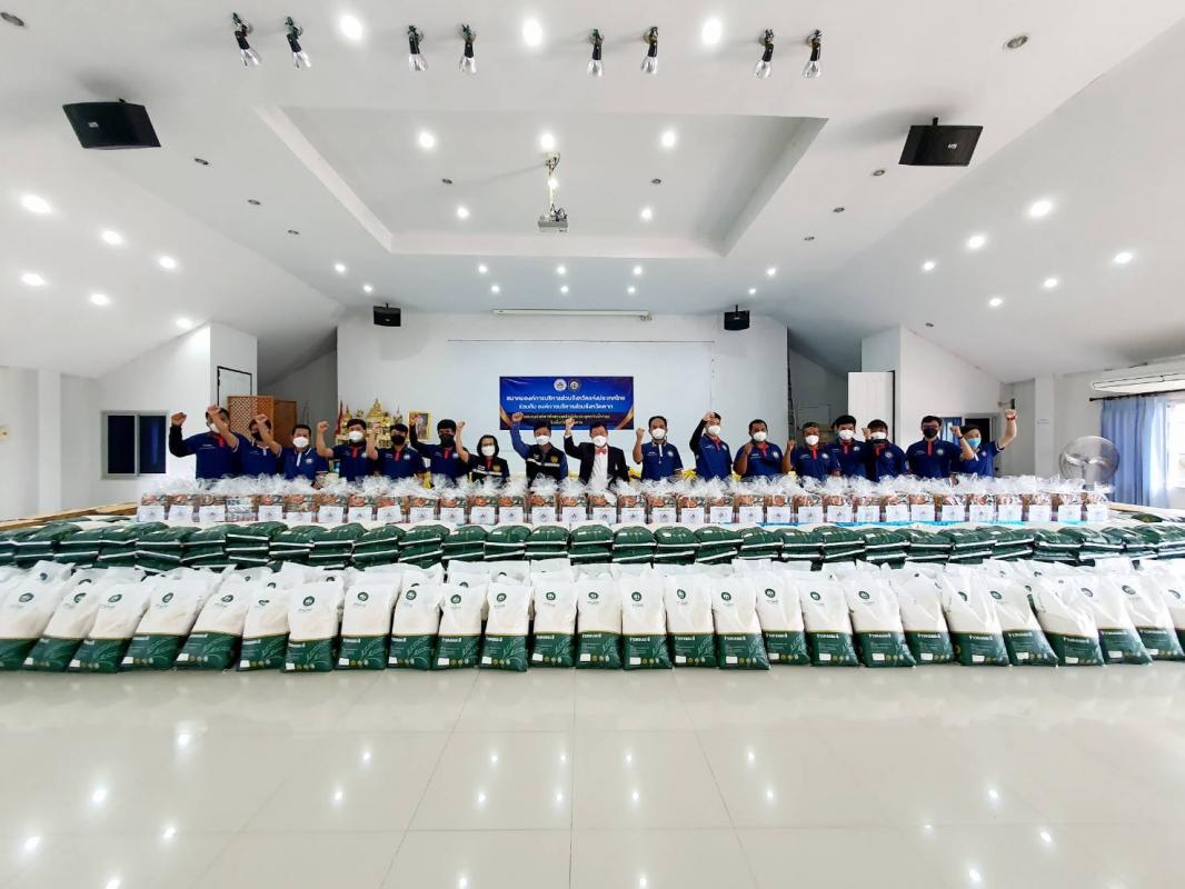 นายก อบจ.ตาก นำทีม ส่งมอบถุงยังชีพ ณ อำเภอบ้านตาก