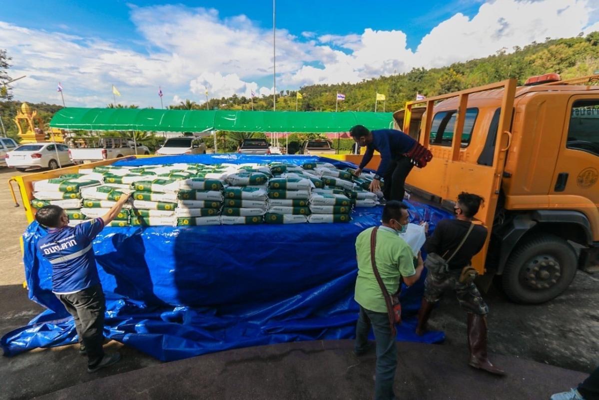 นายก อบจ.ตาก นำทีมลงพื้นที่มอบถุงยังชีพ ในเขตพื้นที่ อำเภออุ้มผาง