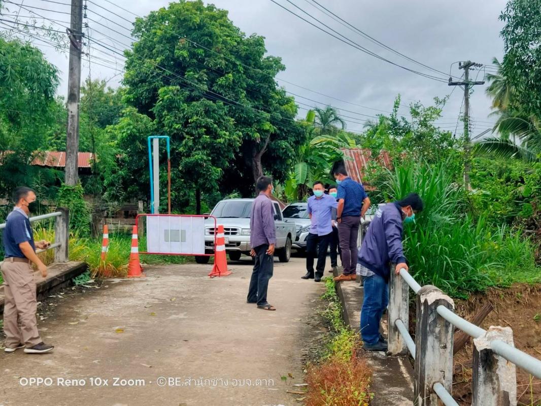 นายปิโยรส ปุญญฤทธิ์ ผู้อำนวยการส่วนพัฒนาโครงสร้างพื้นฐาน ลงพื้นที่สำรวจความเสียหายของสะพานจากเหตุอุทกภัย ณ ตำบลโป่งแดง