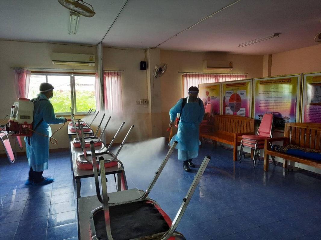 นายก อบจ.ตาก นำทีมฉีดพ่นน้ำยาฆ่าเชื้อโรค วัดท่านา จังหวัดตาก