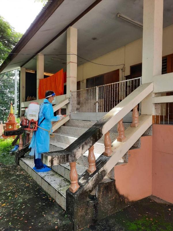 นายก อบจ.ตาก นำทีมฉีดพ่นน้ำยาฆ่าเชื้อโรค วัดท่านา จังหวัดตาก