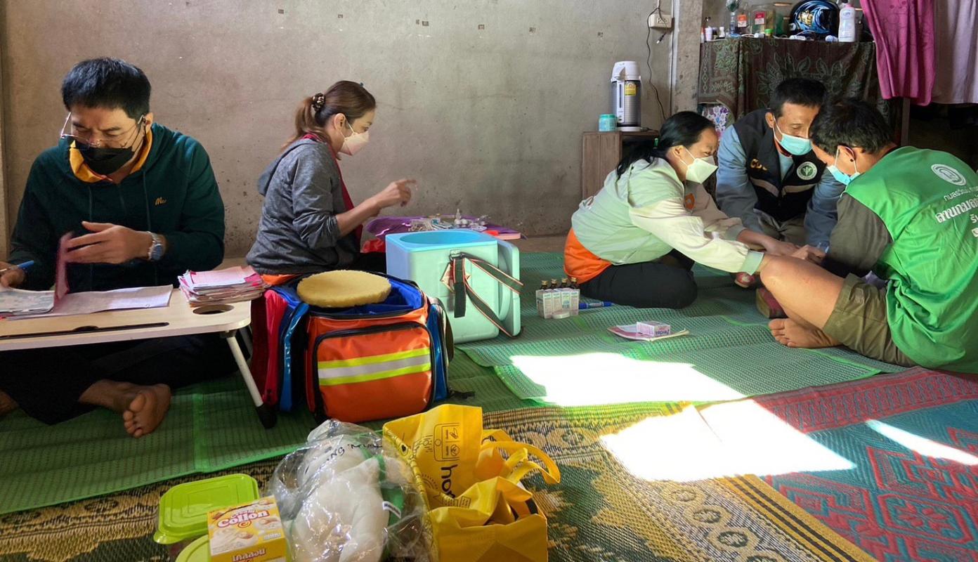 รพ.สต.บ้านสันป่าไร่ ออกหน่วยฉีดวัคซีนเด็กบนดอยห้วยกระทิง,จ่ายยา para syr,ferrous syr,และแจกของให้เด็กทุกคน