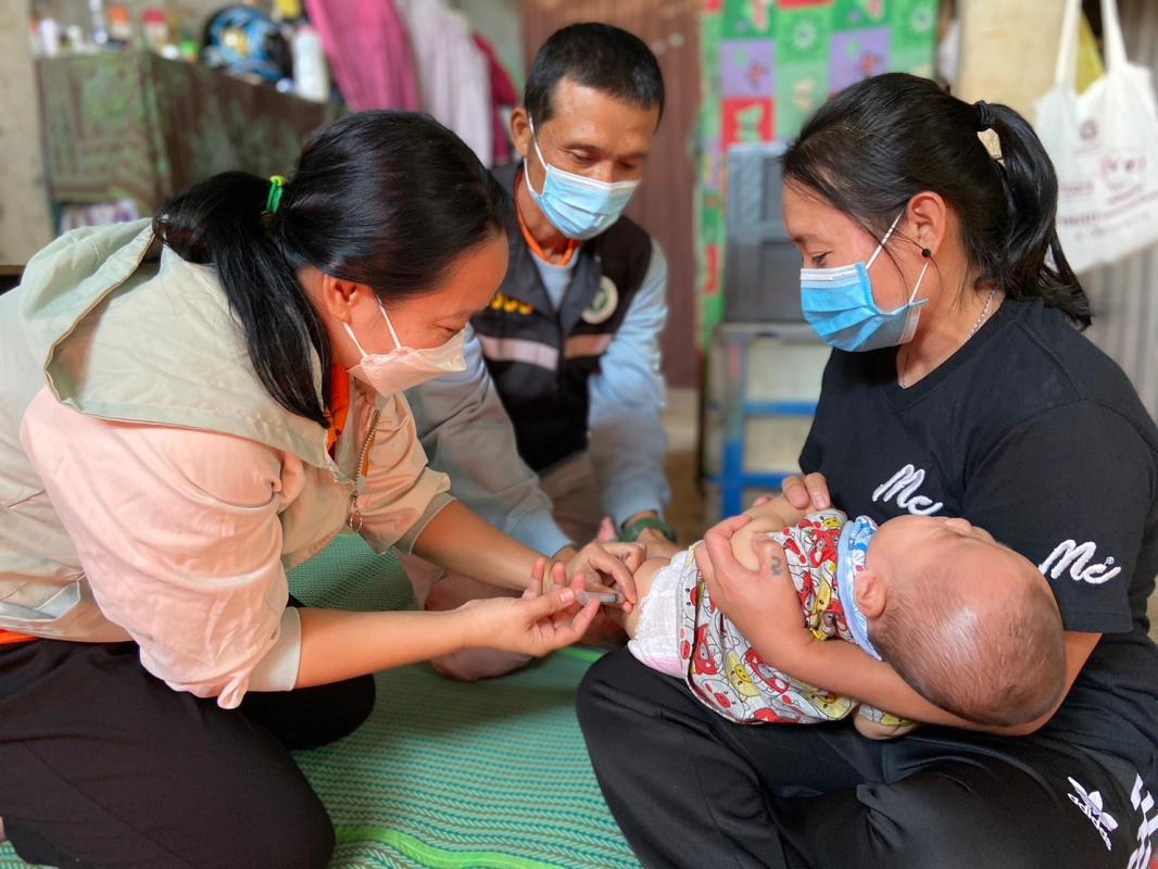 รพ.สต.บ้านสันป่าไร่ ออกหน่วยฉีดวัคซีนเด็กบนดอยห้วยกระทิง,จ่ายยา para syr,ferrous syr,และแจกของให้เด็กทุกคน