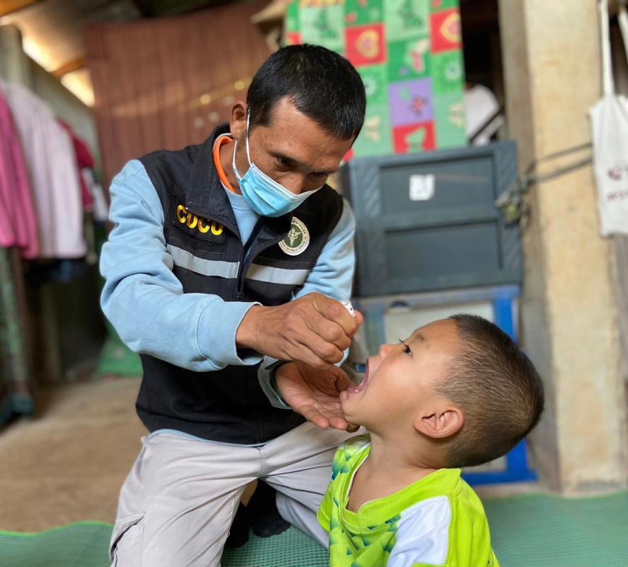 รพ.สต.บ้านสันป่าไร่ ออกหน่วยฉีดวัคซีนเด็กบนดอยห้วยกระทิง,จ่ายยา para syr,ferrous syr,และแจกของให้เด็กทุกคน