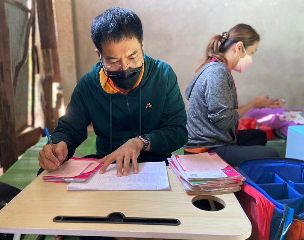 รพ.สต.บ้านสันป่าไร่ ออกหน่วยฉีดวัคซีนเด็กบนดอยห้วยกระทิง,จ่ายยา para syr,ferrous syr,และแจกของให้เด็กทุกคน